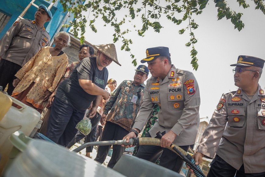 Polres Blitar Salurkan Bantuan Air Bersih dan Sembako bagi Warga Terdampak Kekeringan